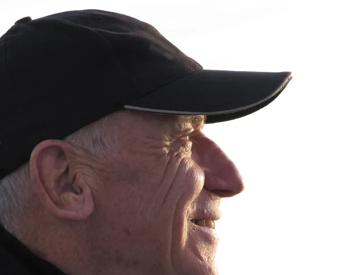 Ein Senior mit Basecap