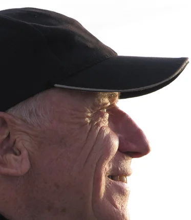 Ein Senior mit Basecap