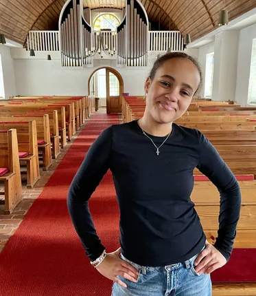 eine Jugendliche in einer Kirche